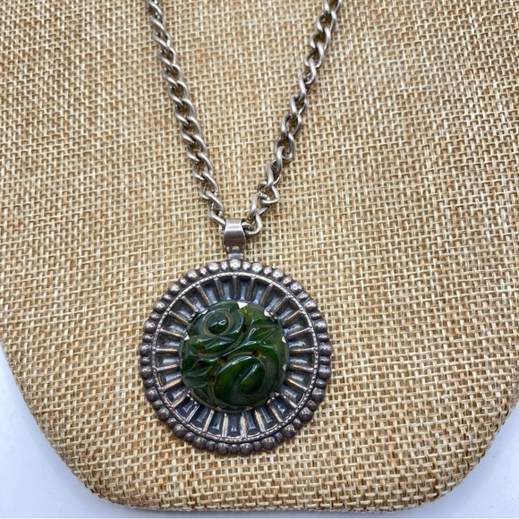 Carved Green Bakelite Necklace Vintage on Silvertone Chain - Picture 7 of 10